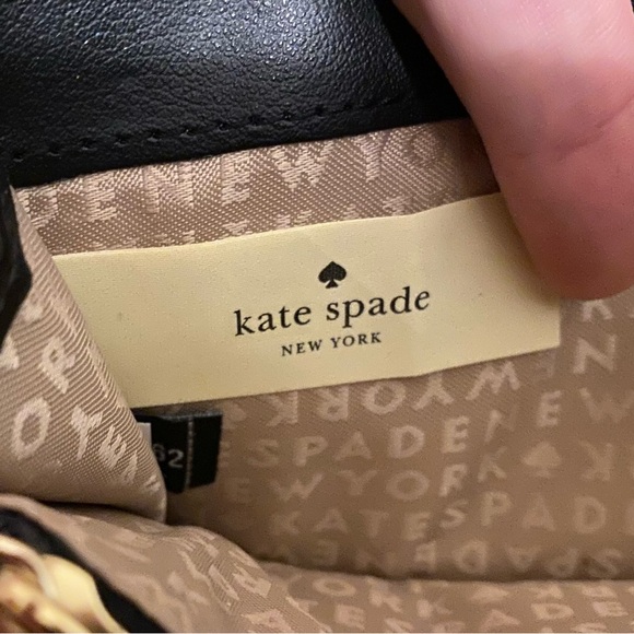 Kate Spade Wristlet with 4 compartments and credit card holder - Picture 6 of 9